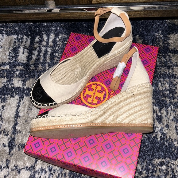 Tory Burch Cream /Black Wedges - Picture 3 of 7